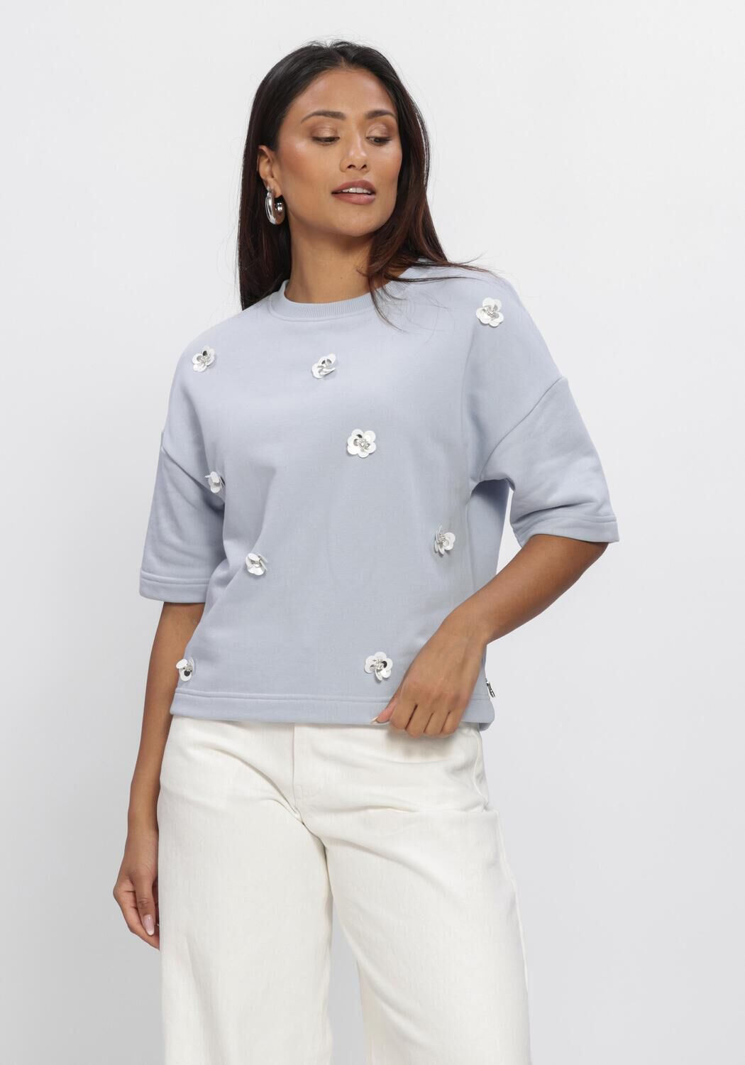 Blauwe JANSEN AMSTERDAM Truien/vesten NOA TRUI SW 170 SWEAT SHORT SLEEVE FLOWER SEQUINS - large