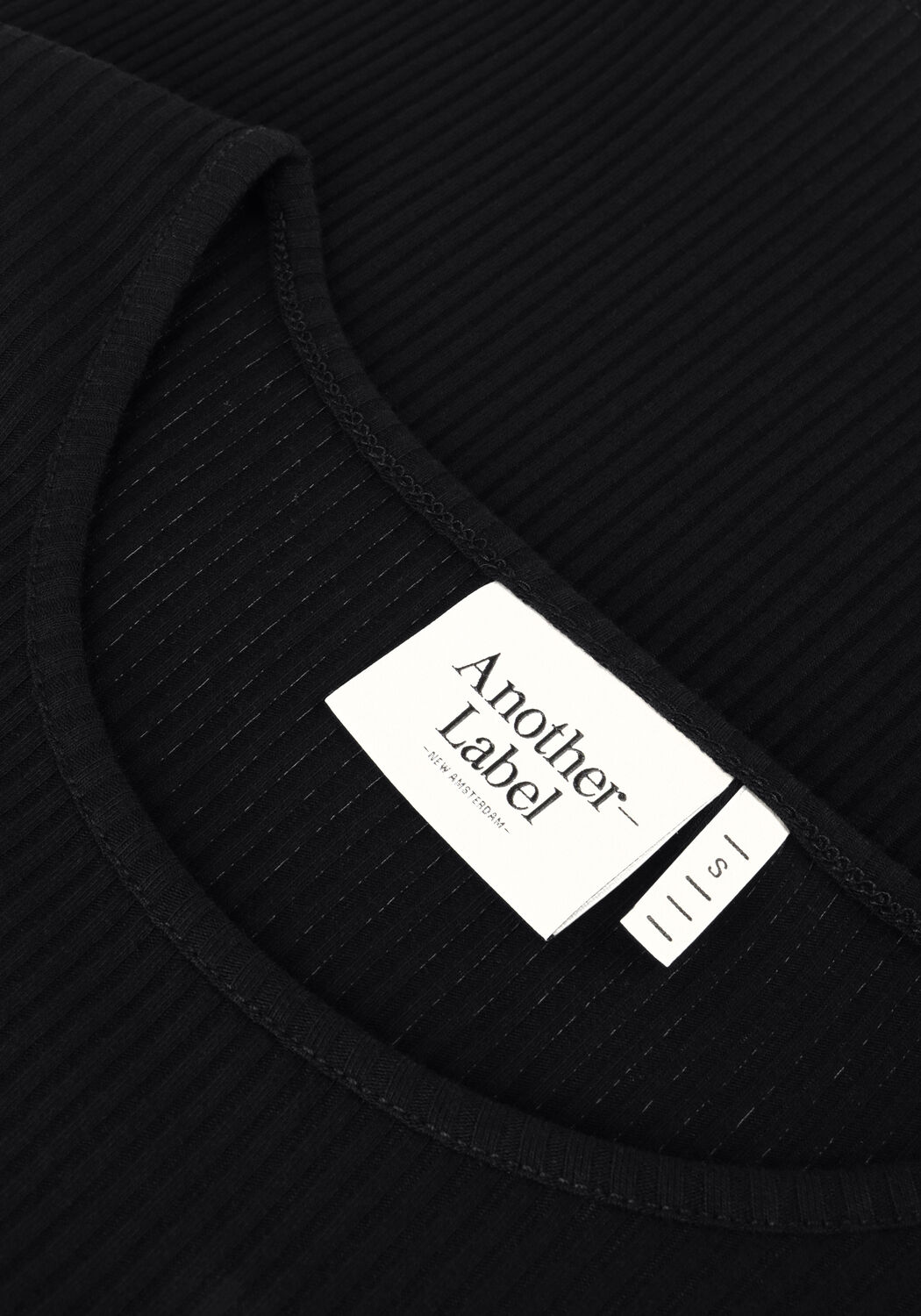 ANOTHER LABEL Haut ELYNE T-SHIRT S/S en noir - large