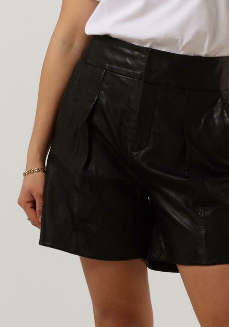 MY ESSENTIAL WARDROBE 12 THE LEATHER SHORTS Pantalons en noir - large