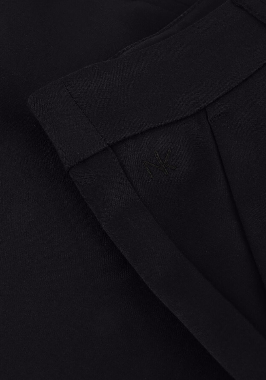 NUKUS Pantalon courte KAIA SHORT en noir - large