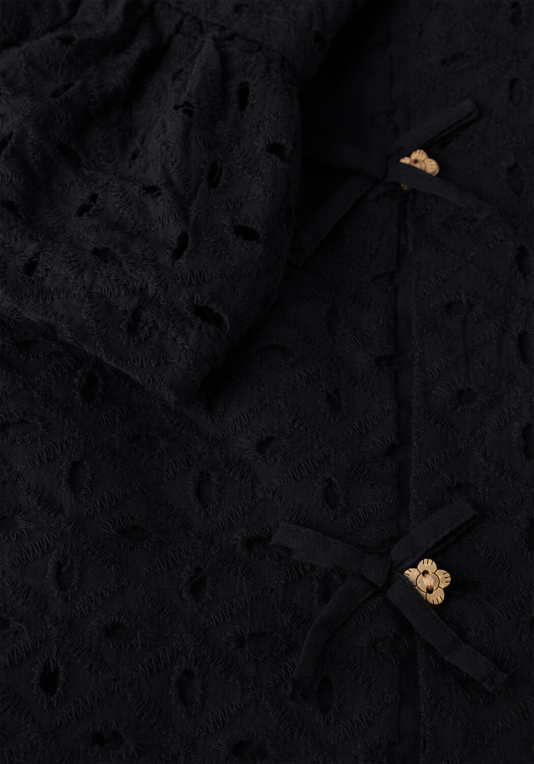 LIKE FLO Haut CHARLOTTE FLO BRODERIE BLOUSE en noir - large