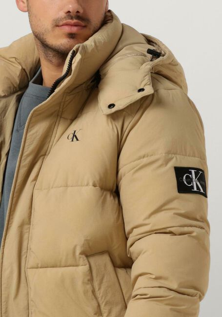 CALVIN KLEIN Veste matelassé ESSENTIALS NON DOWN JACKET en beige - large