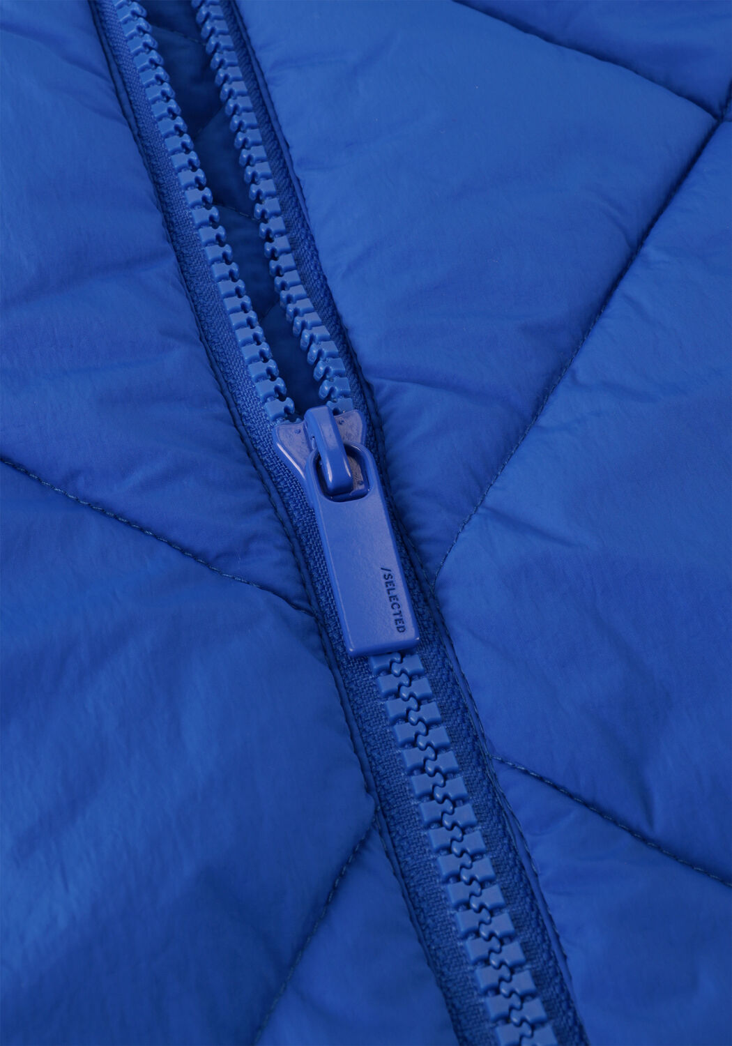 SELECTED WOMEN Veste matelass&eacute; HEIDI PUFFER JACKET en bleu - large