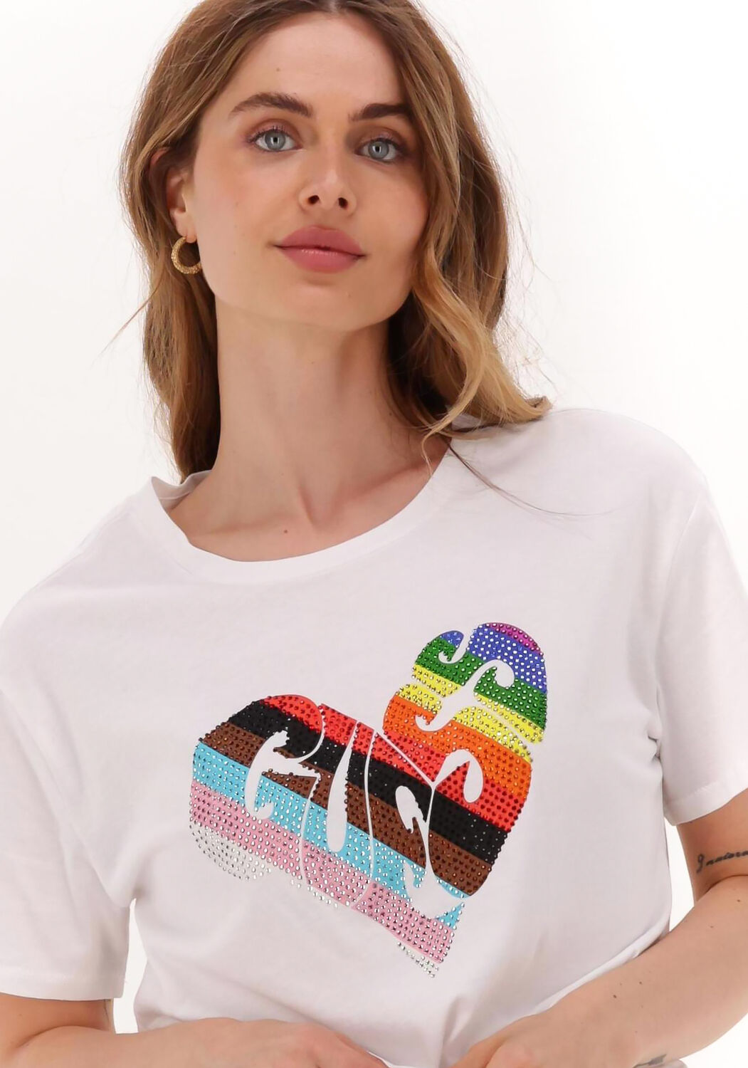 GUESS T shirt SS RAINBOW STREET TEE en blanc Omoda