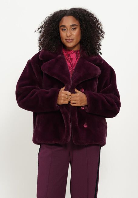 POM AMSTERDAM Manteau en fausse fourrure CLEO DARK PLUM Bordeaux - large