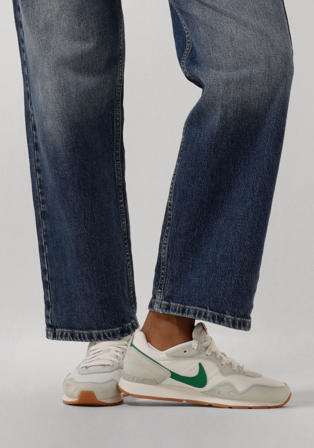 Witte NIKE Sneakers VENTURE RUNNER WMNS - large