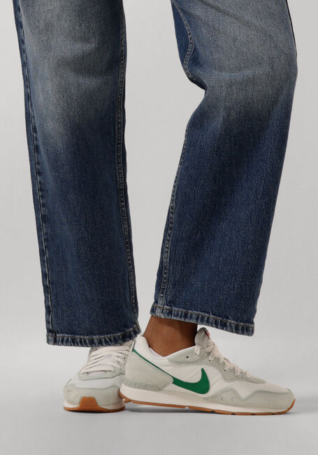 NIKE Baskets basses VENTURE RUNNER WMNS en blanc - large