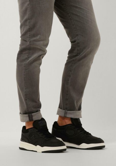 LACOSTE Baskets basses LINESHOT en noir - large
