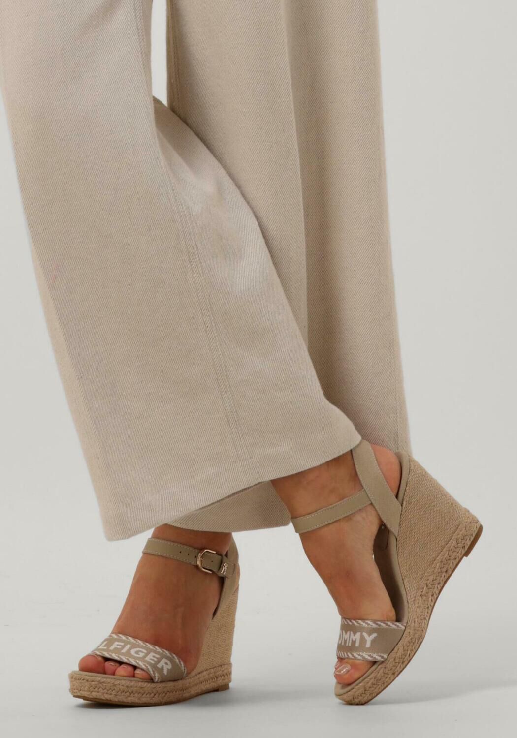 TOMMY HILFIGER SEASONAL WEBBING WEDGE Sandales en beige Omoda