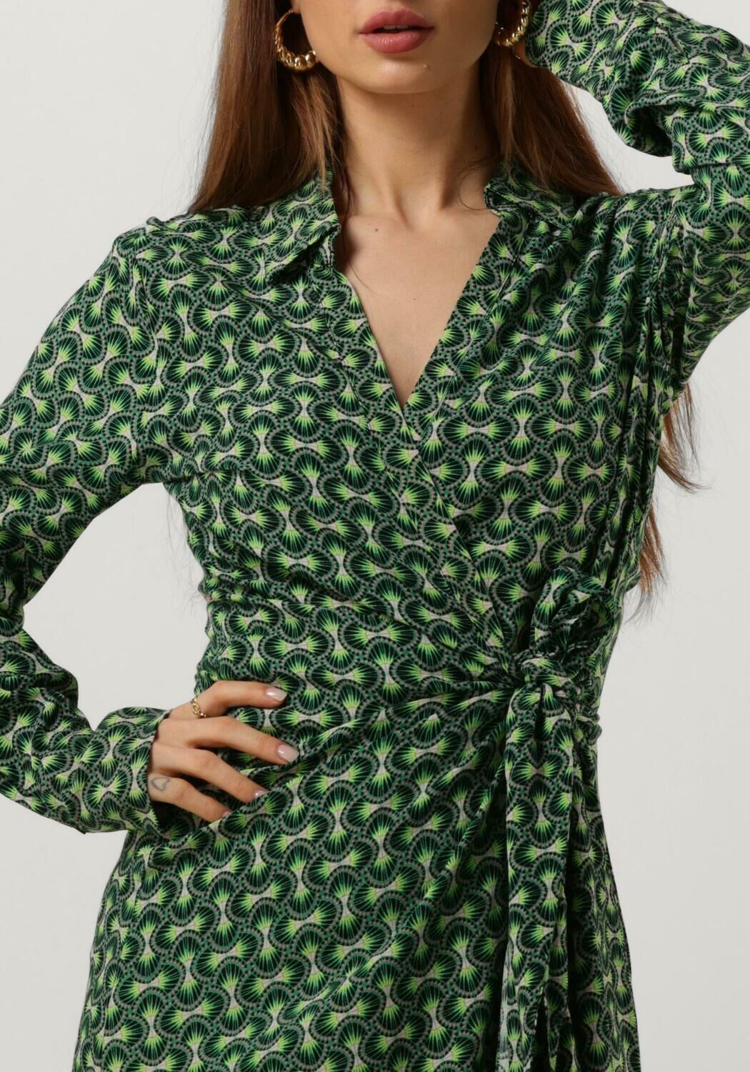 Groene COLOURFUL REBEL Midi jurk LEA GRAPHIC WRAP MIDI DRESS Omoda