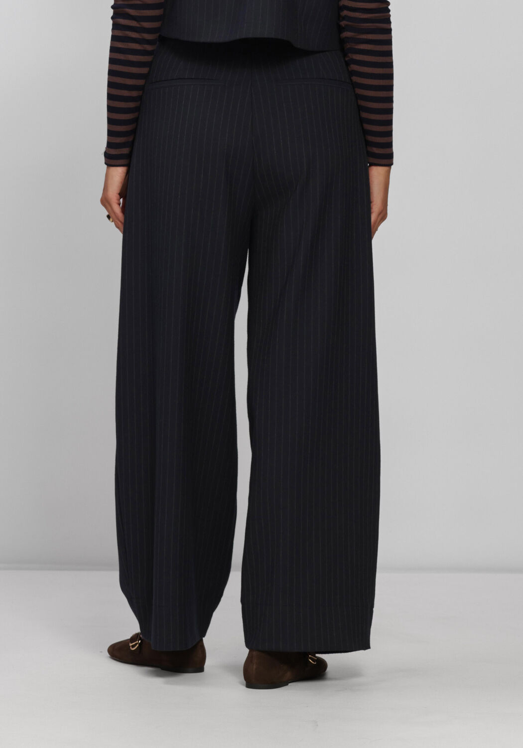 BY-BAR Pantalon large FRIDA PINSTRIPE PANTS en noir - large