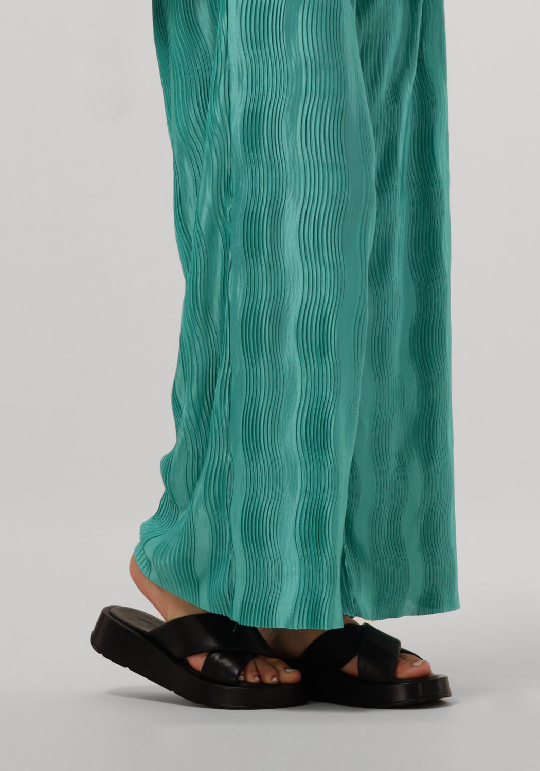 Slippers omoda clearance