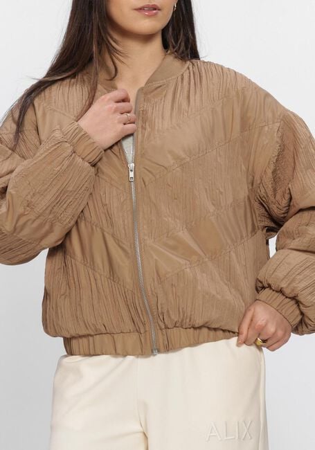ALIX THE LABEL Jack LADIES WOVEN PLISSE BOMBER en camel - large