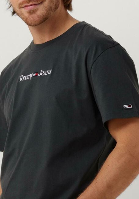 TOMMY JEANS T-shirt TJM CLASSIC LINEAR LOGO TEE en gris - large