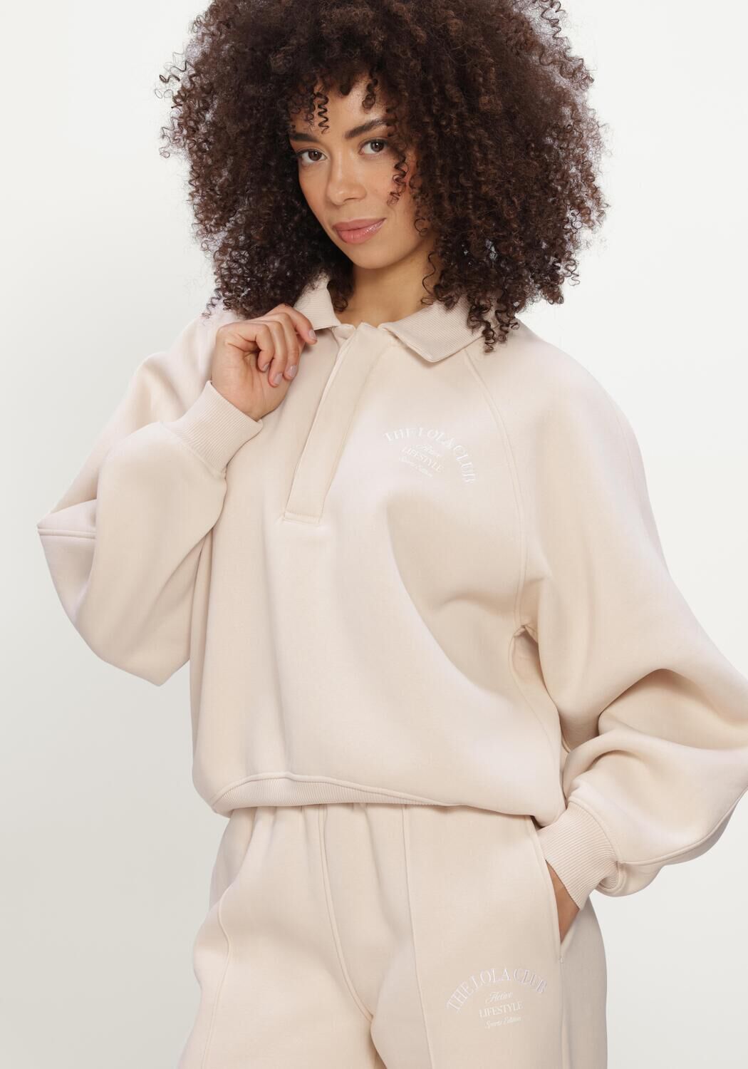 THE LOLA CLUB Chandail EBONY POLO SWEATER en beige - large