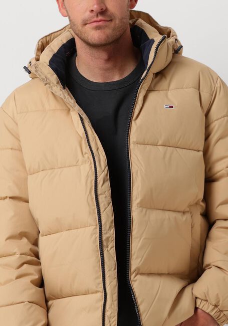 TOMMY JEANS Veste matelassé TJM ESSENTIAL PUFFER en beige - large