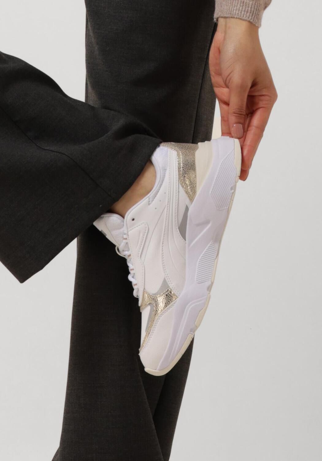 PUMA Baskets basses CASSIA en blanc - large