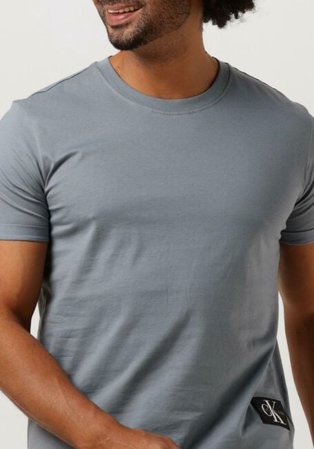 CALVIN KLEIN T-shirt BADGE TURN UP SLEEVE en gris - large