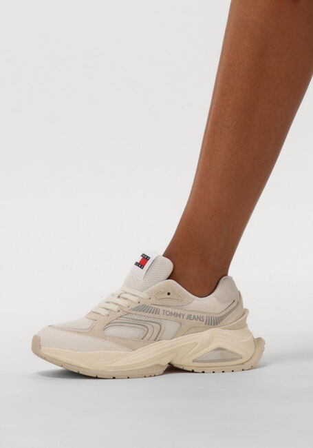 TOMMY JEANS Baskets basses TJW TRENDY RETRO RUNNER en beige - large