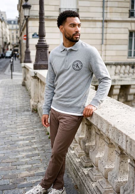 CALVIN KLEIN Polo LS 350TERRY EU GRAPHIC POLO SWEAT en gris - large