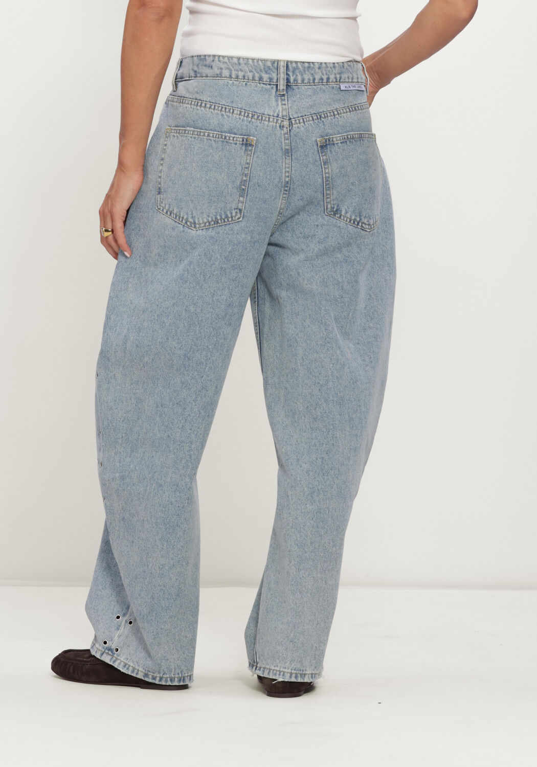 ALIX THE LABEL LADIES WOVEN STUDDED BARREL DENIM PANTS Jeans en bleu - large