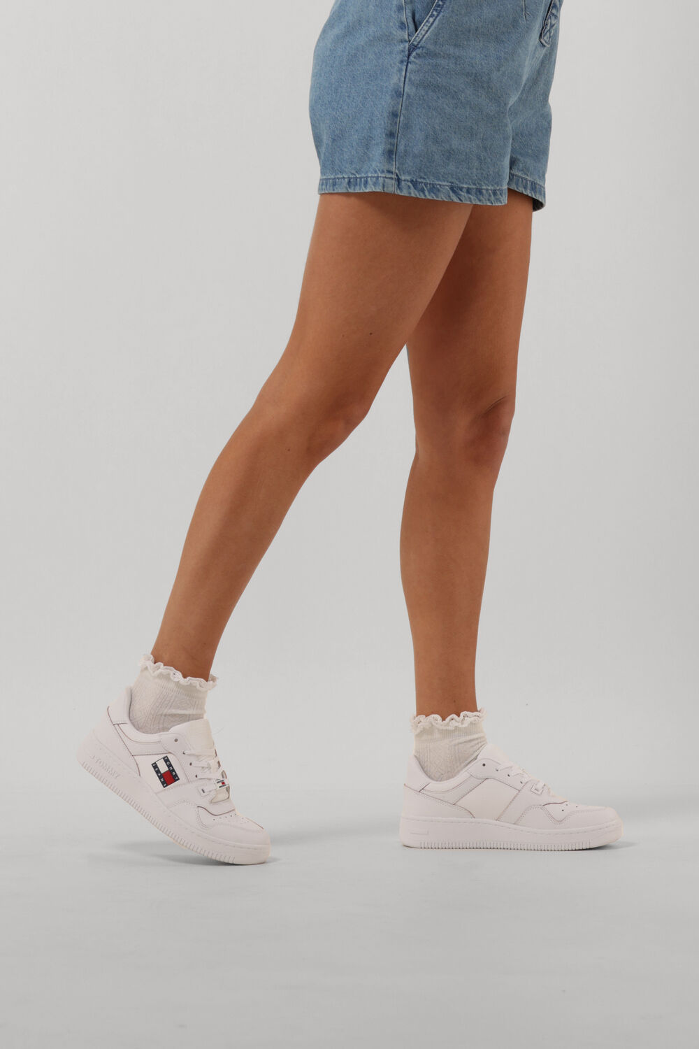 TOMMY JEANS Baskets basses TOMMY JEANS ETCH BASKET WOMEN en blanc - large