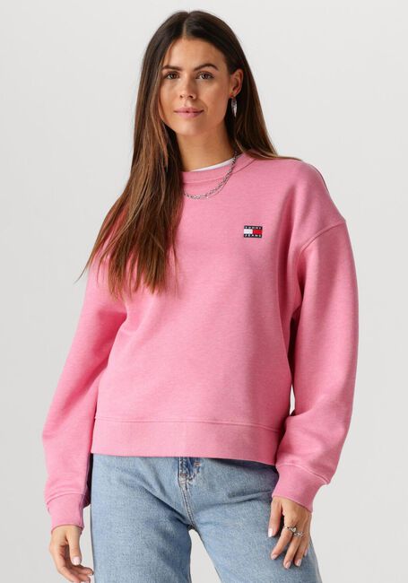 TOMMY JEANS Pull TJW BXY BADGE CREW en rose - large