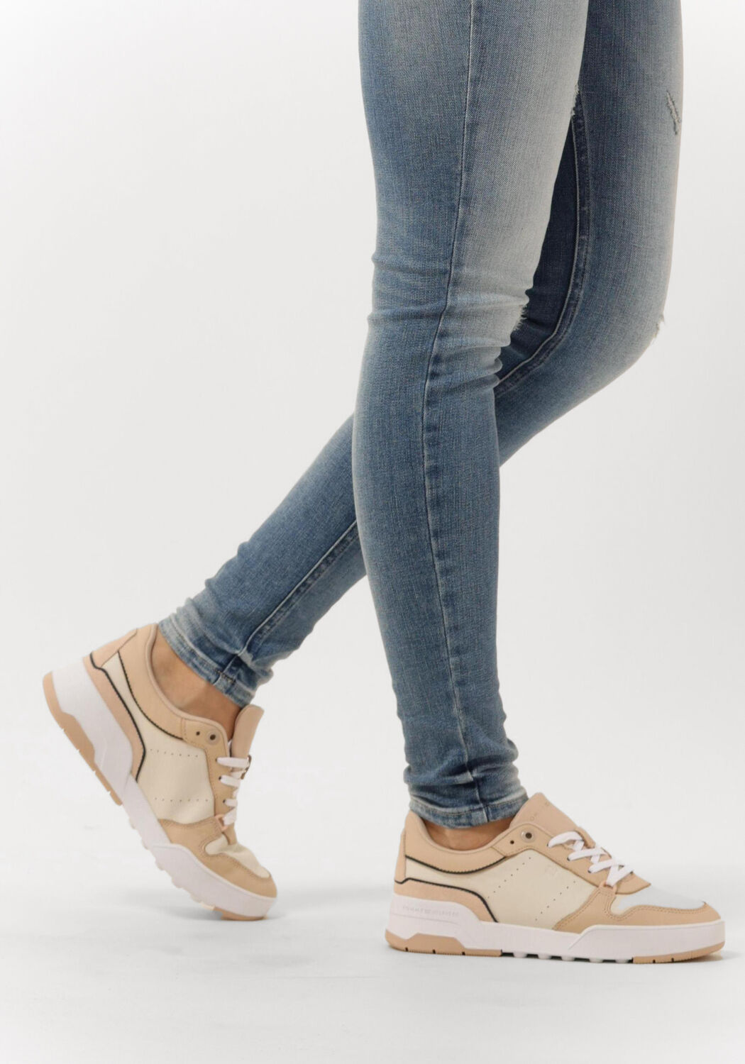 Beige TOMMY HILFIGER Lage sneakers LOW CUT BASKET SNEAKER | Omoda