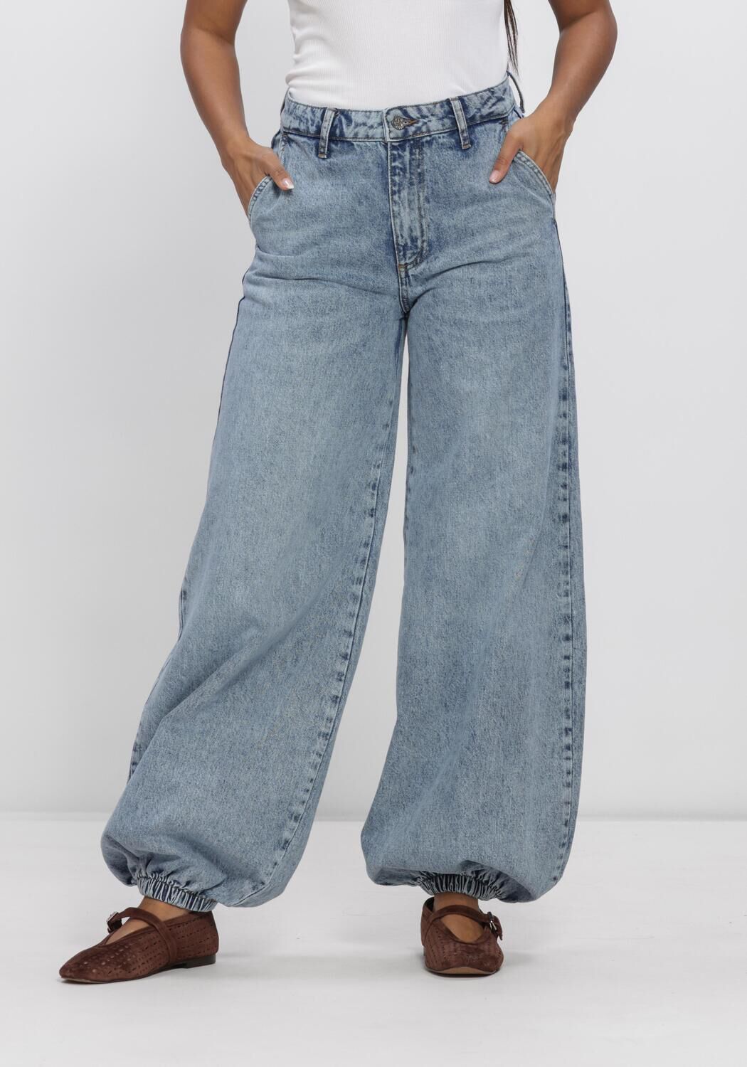HAUTE L'AMITI&Eacute; DENIM HAREM TALL PANT Pantalons en bleu - large