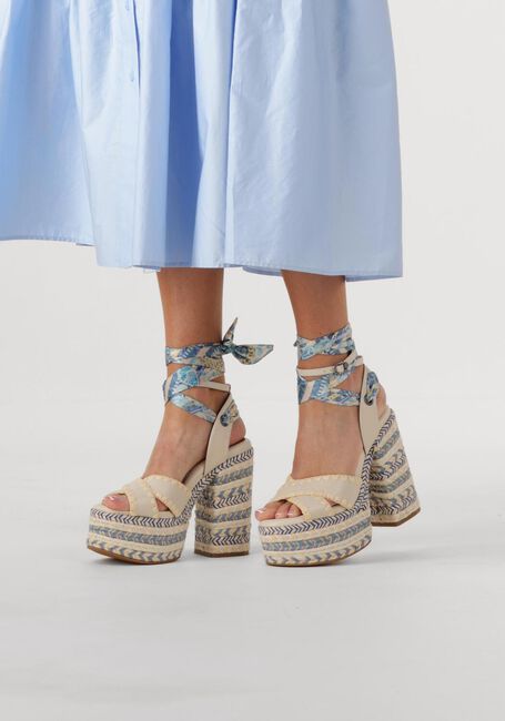 KURT GEIGER LONDON Sandales à talons CHELSEA SCARF PLATFORM en bleu - large