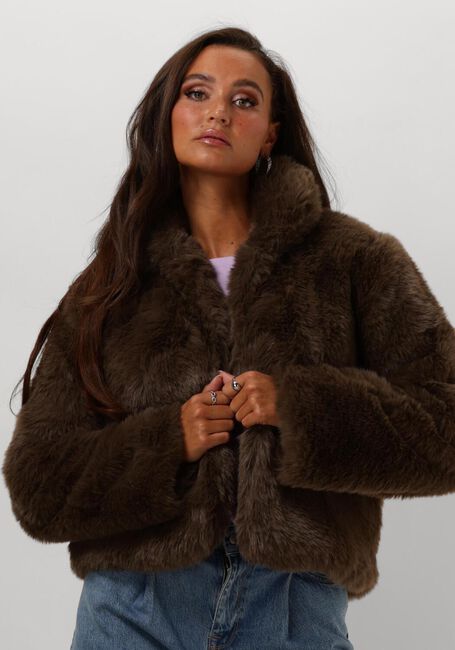MODSTRÖM Manteau en fausse fourrure LOUISAMD JACKET en taupe - large