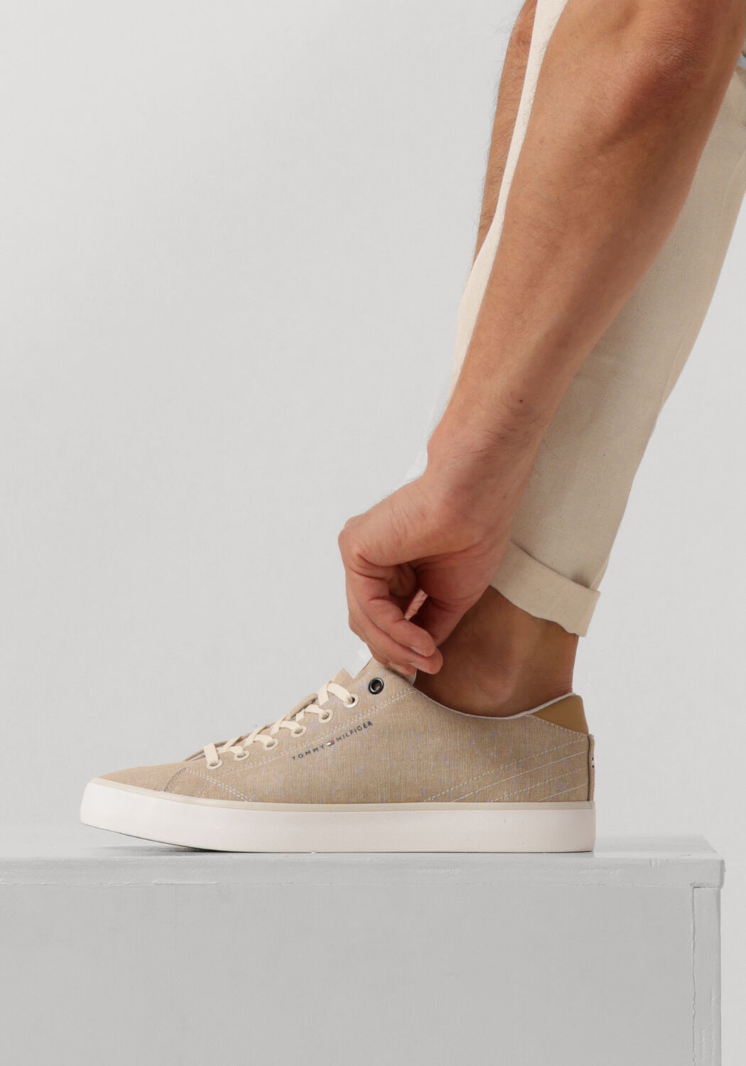 TOMMY HILFIGER Baskets basses TOMMY HILFIGER VULC LOW CHAMBRAY en beige - large