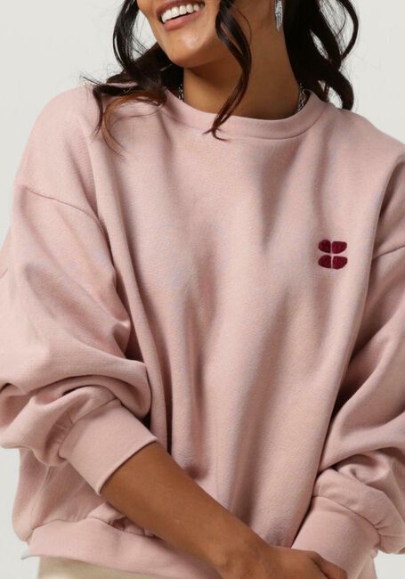BY-BAR Pull BIBI SHORT LOGO SWEATER en rose - large