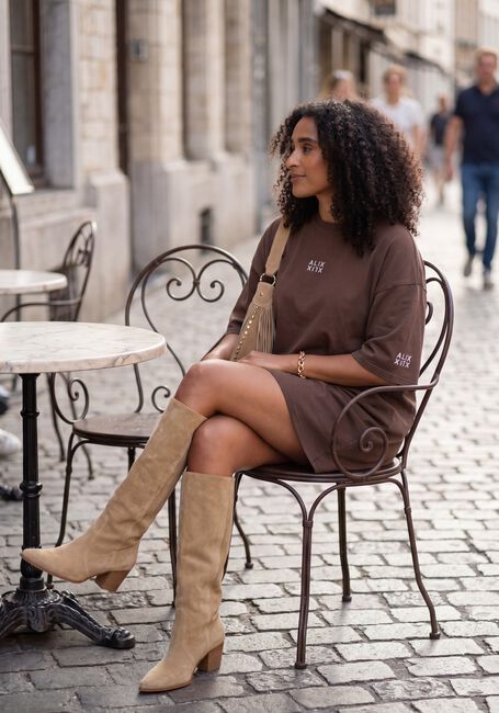 ALIX THE LABEL LADIES KNITTED ALIX T-SHIRT DRESS Robes en marron - large