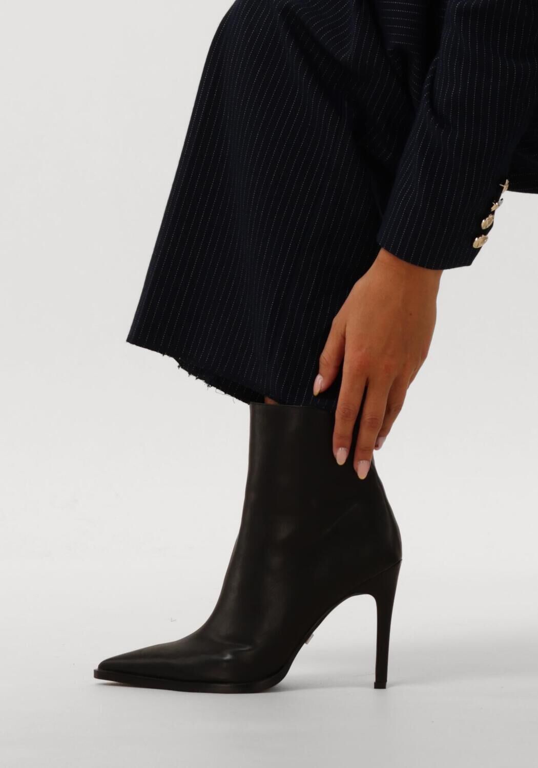 JOSH V JIELLE Bottines en noir - large