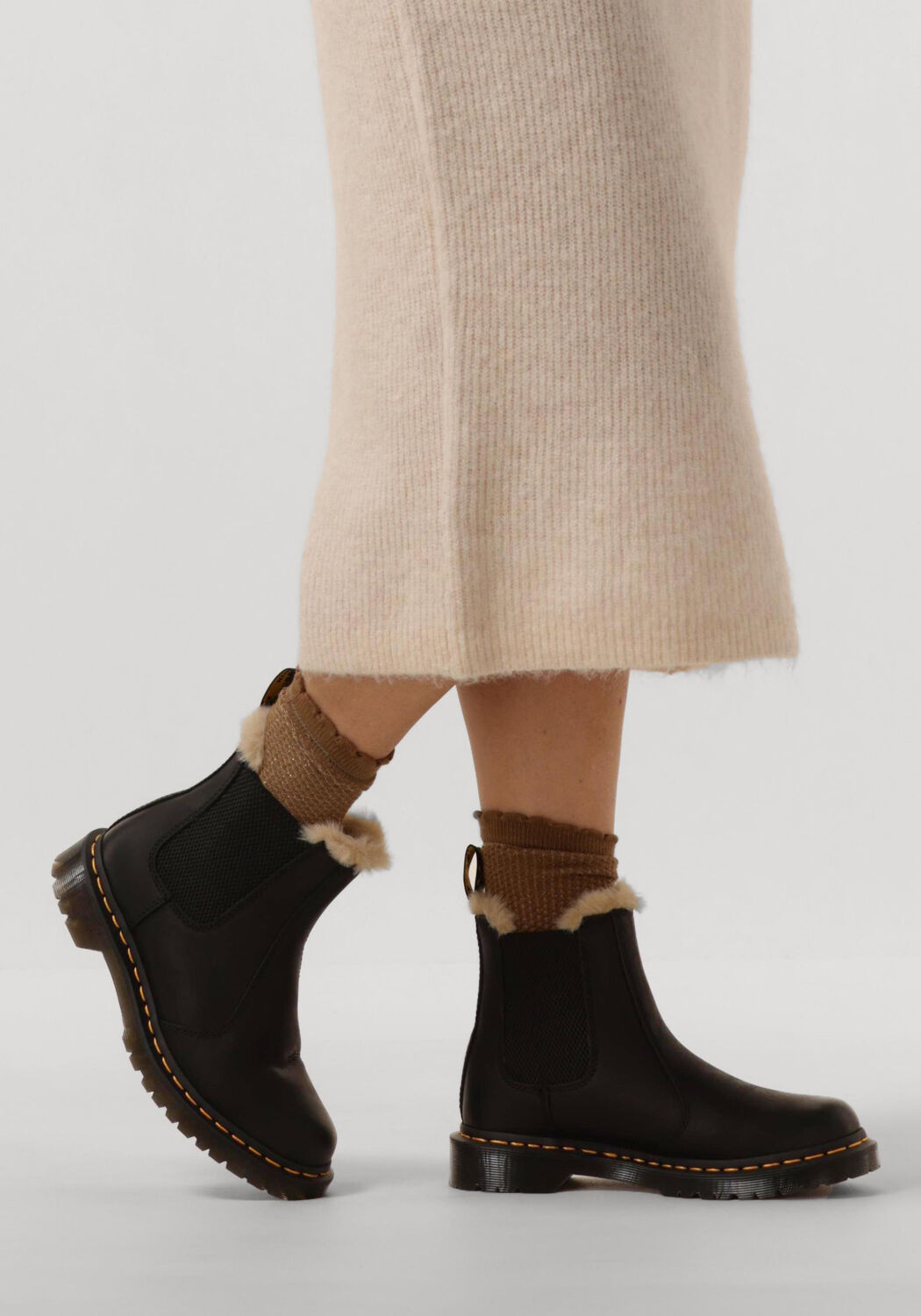 DR MARTENS Bottes fourrure 2976 LEONORE en noir - large