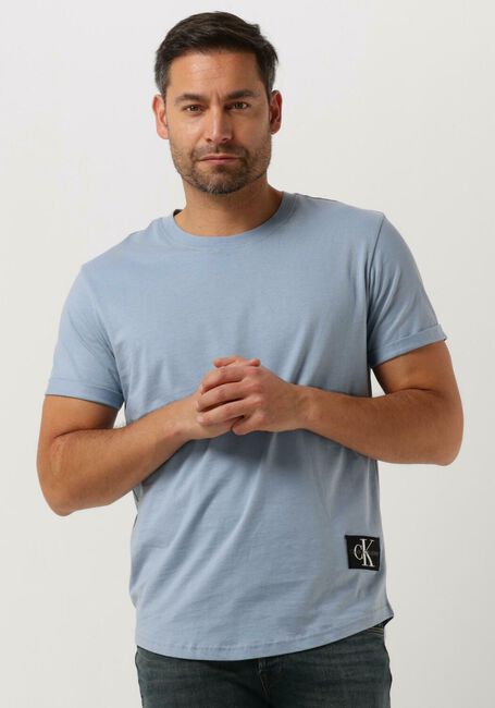 CALVIN KLEIN T-shirt BADGE TURN UP SLEEVE en bleu - large