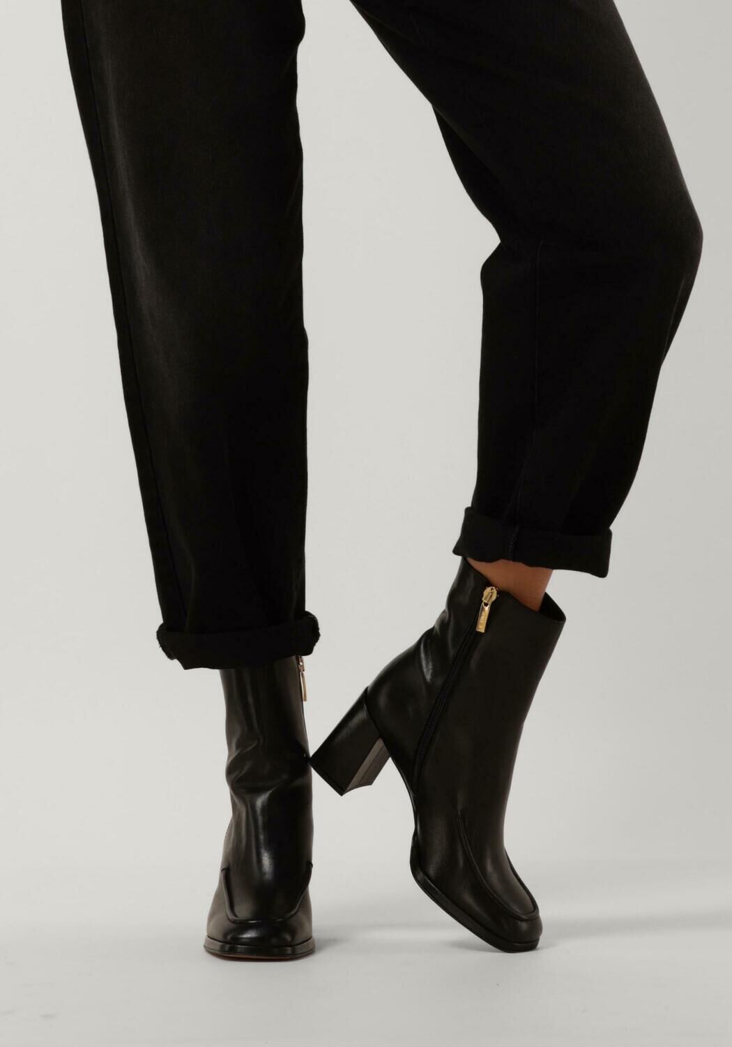 Zwarte NOTRE-V Enkellaarsjes AP1202 - large