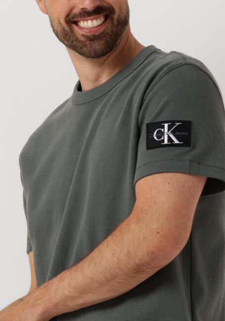 Grijze CALVIN KLEIN T-shirt BADGE WAFFLE TEE - large