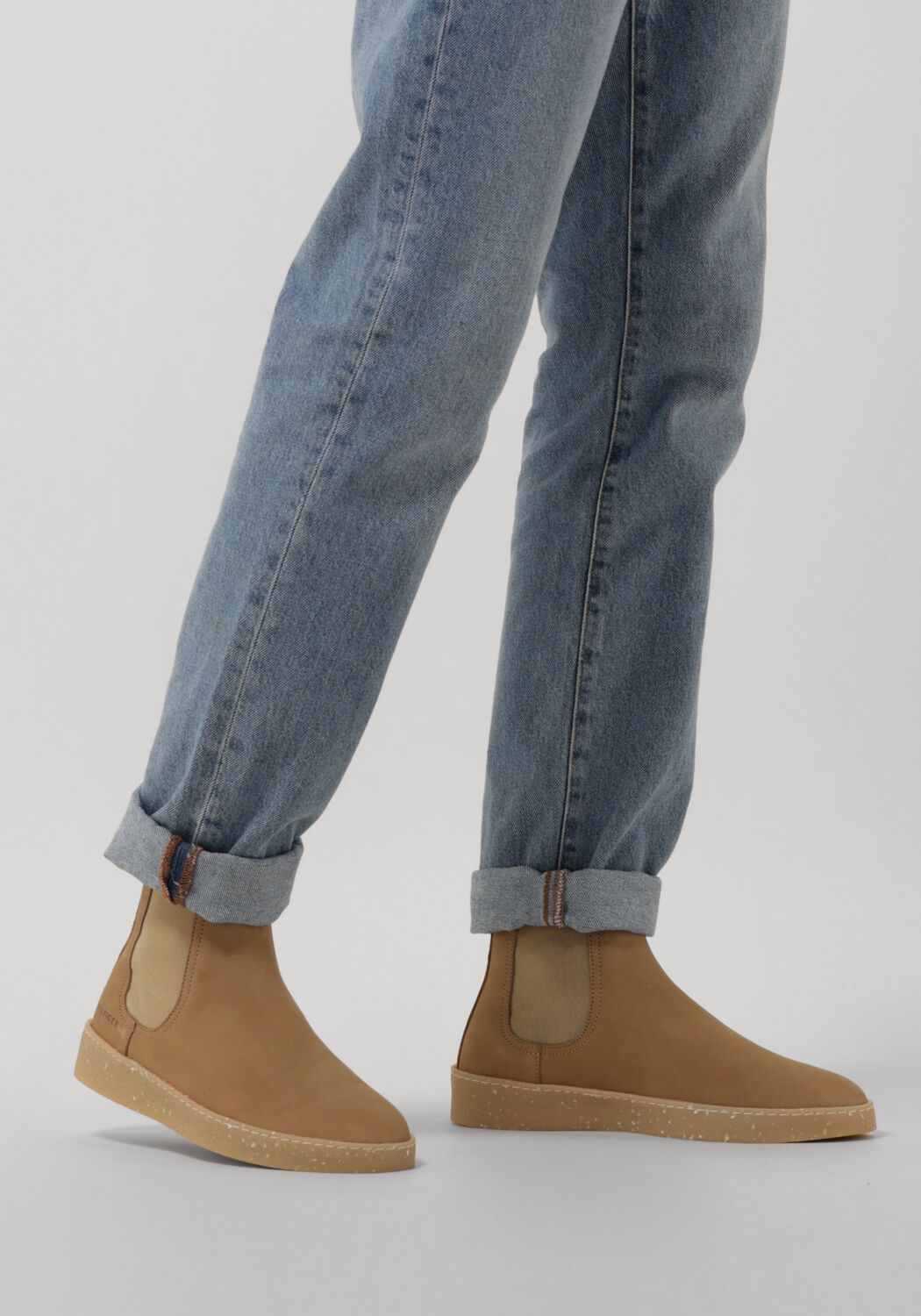 TOMMY HILFIGER Bottines chelsea ELEVATED GUM NUBUCK CHELSEA en camel - large