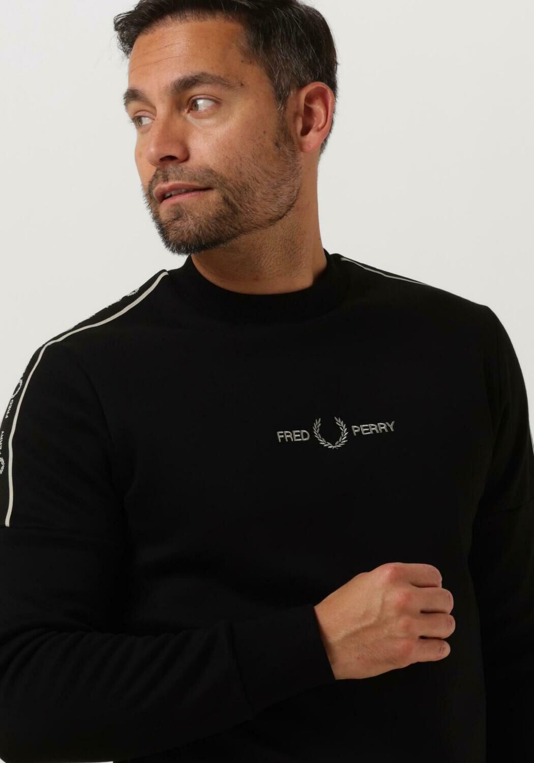 FRED PERRY Chandail TAPE SLEEVE SWEATSHIRT en noir Omoda