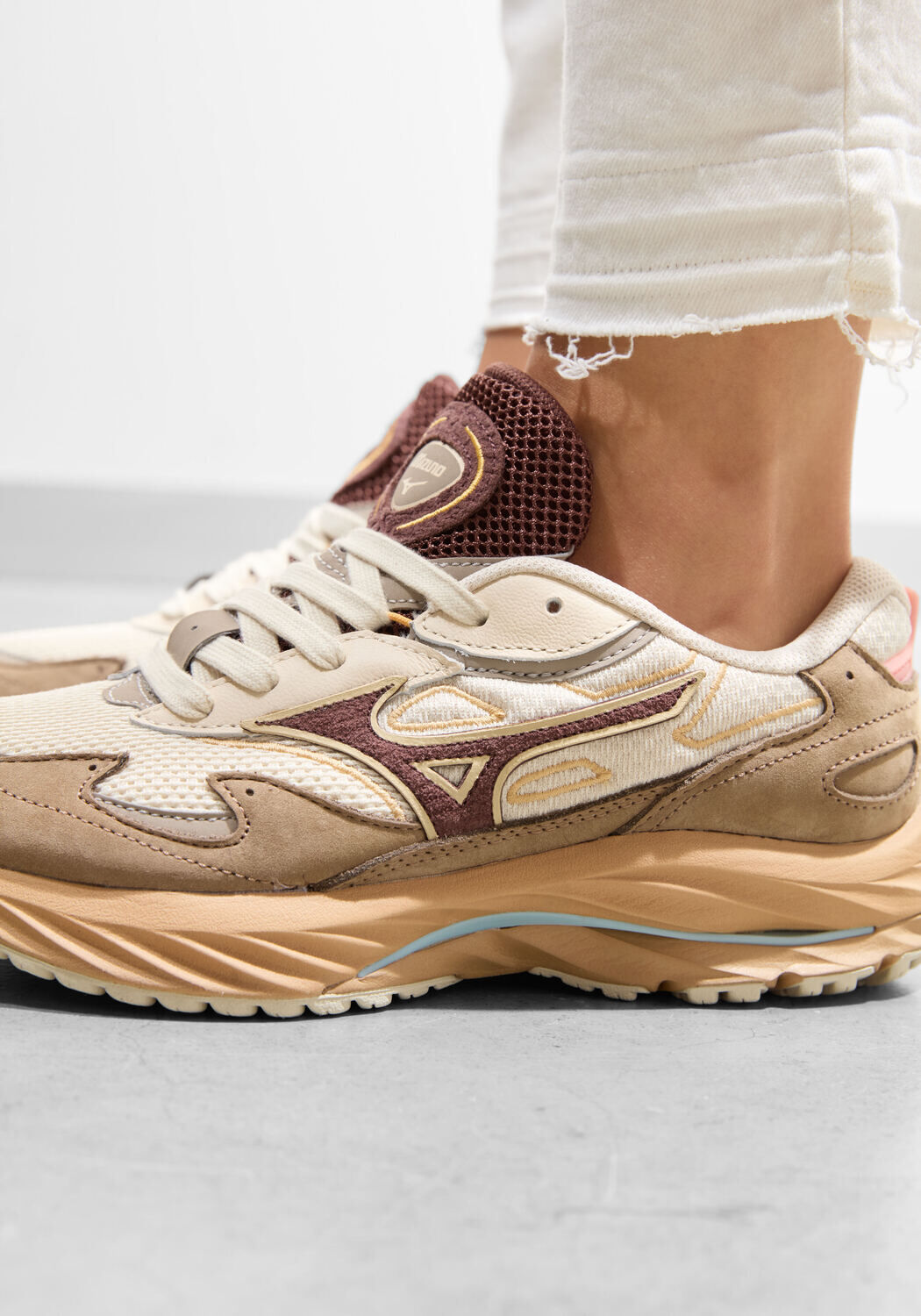 Bruine MIZUNO Sneakers WAVE RIDER BETA - large