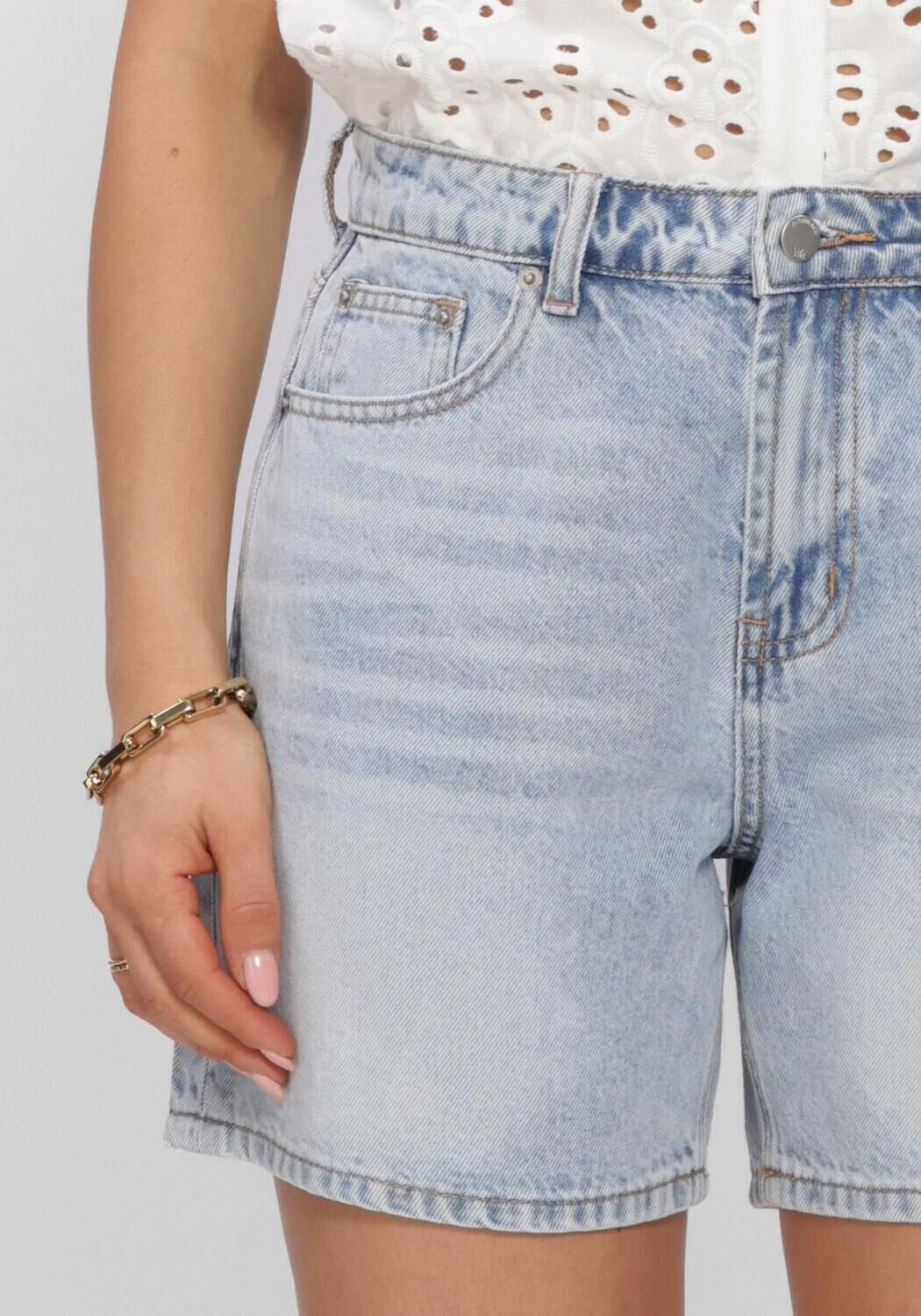 WITHBLACK WBLKAROLINA BLUE DENIM SHORTS Pantalons en bleu - large