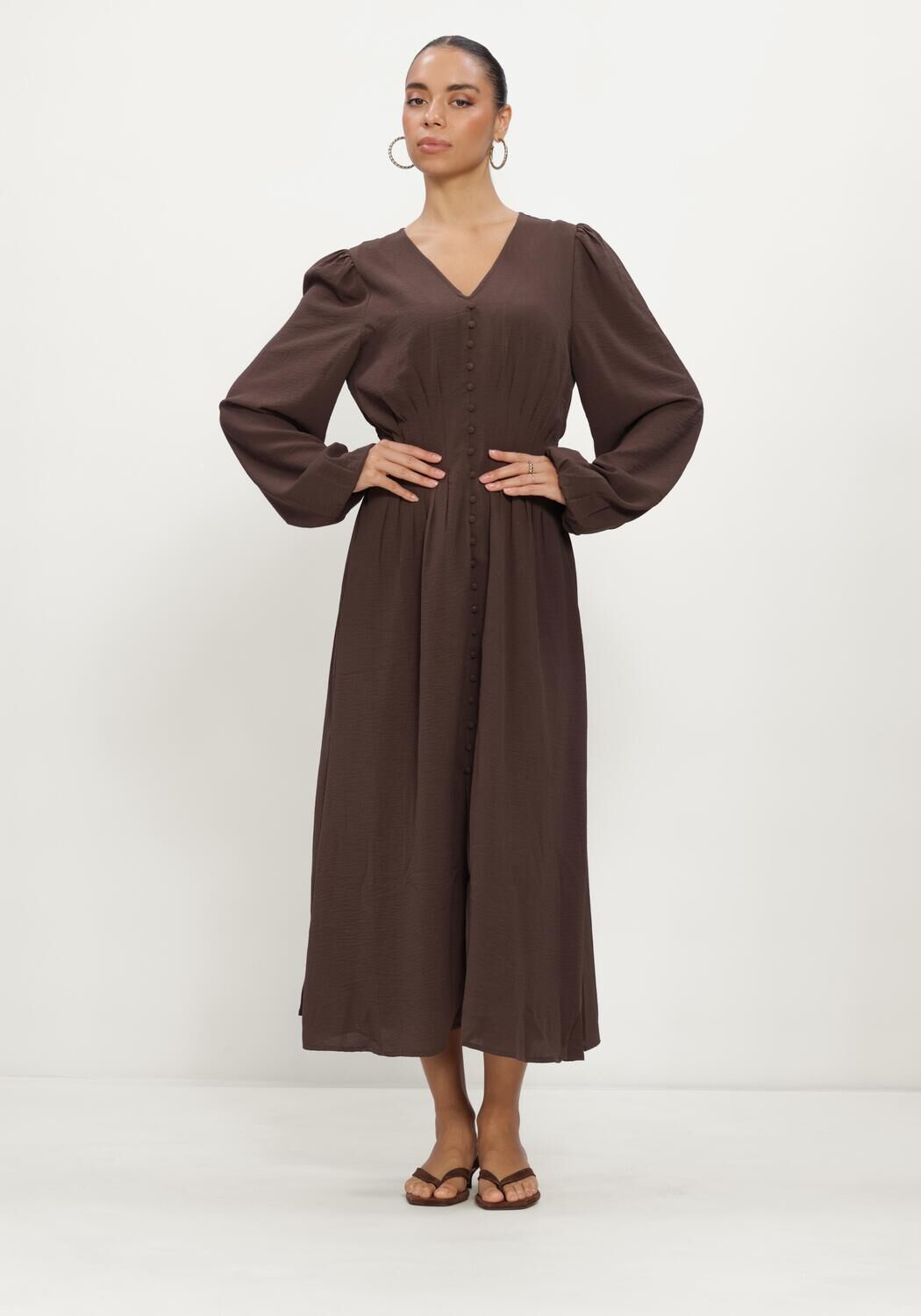 NEO NOIR Robe maxi ANNELIE SOLID CREPE DRESS en marron - large