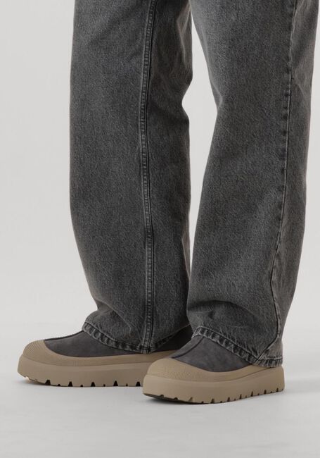 UGG M TASMAN WEATHER HYBRID Chaussures à enfiler en gris - large