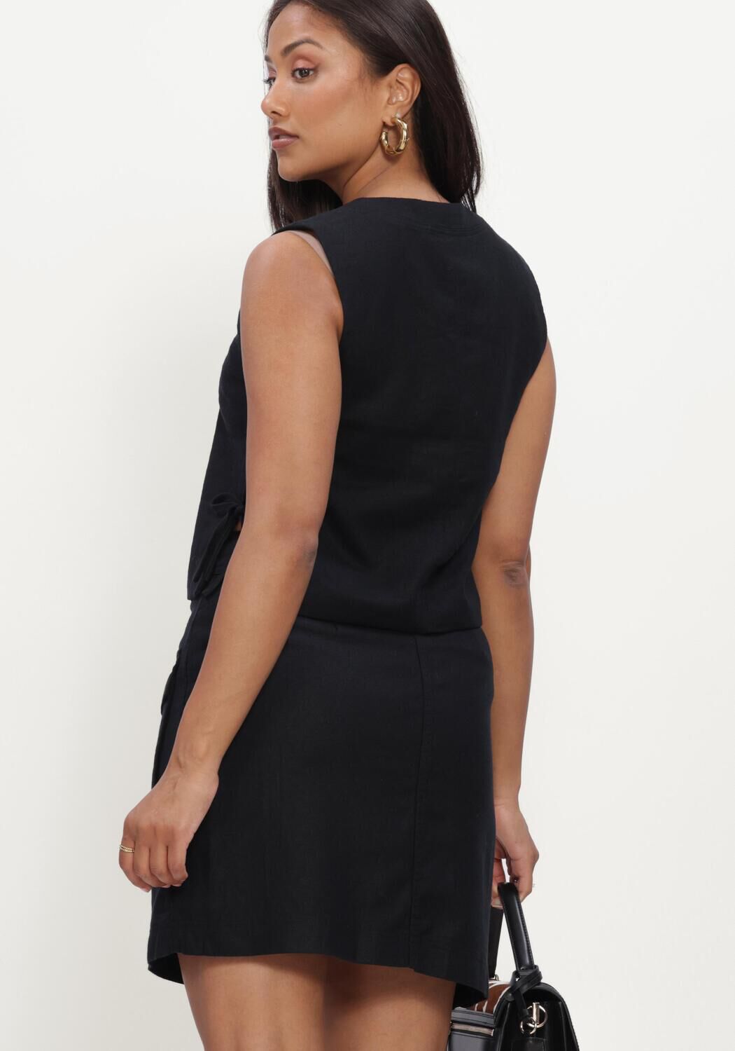 ROUGE EDIT ROUSUMMER S/L V-NECK VEST Hauts & T-shirts en noir - large