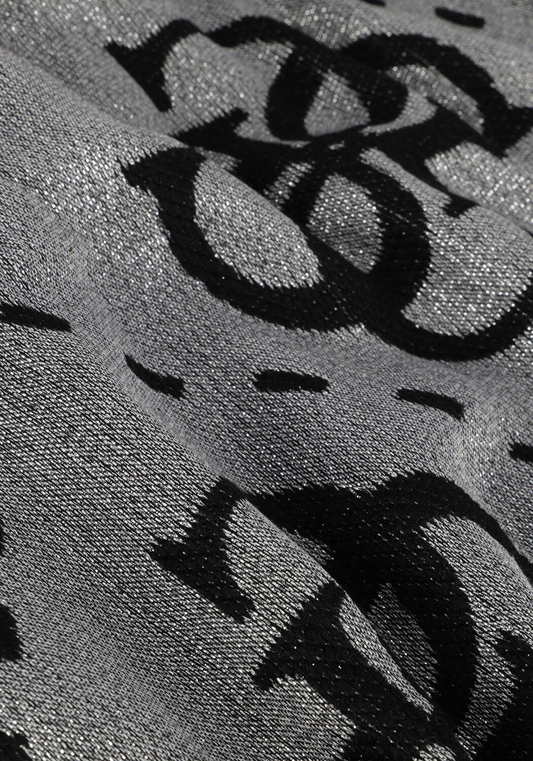 GUESS VIKKY SCARF 90X180 Foulard en noir - large