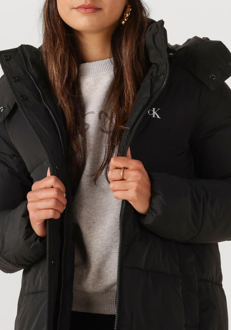 CALVIN KLEIN Veste matelassé MONOLOGO NON-DOWN LONG PUFFER en noir - large