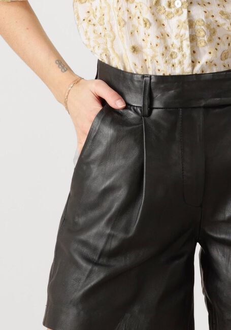 CO'COUTURE Pantalon courte PHOEBECC LEATHER PLEAT SHORTS en noir - large