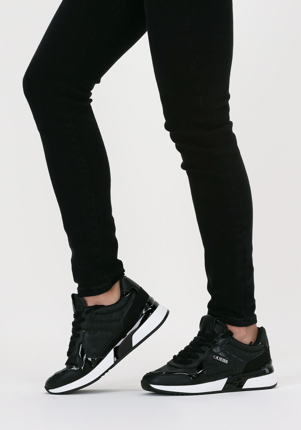 GUESS Baskets basses MAYBEL en noir - large